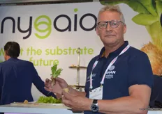 Rob van der Meer van Maan Biobased Products laat Nygaia zien, de nieuwste plug uit een samenwerking tussen Maan en Klasmann Deilmann.
